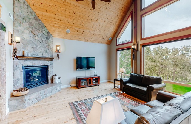 Spacious, Three-Story House w/Large Deck, Gas Fireplace, and Valley Views
