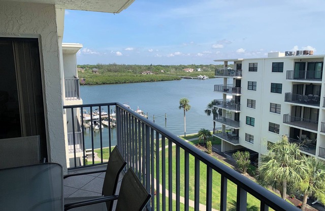 Spacious Top-Floor Condo w/beach access & Intracoastal Views