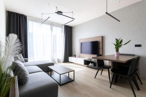 Spacious Top Floor Flat, Air Conditioning, Free Parking, 200Mb WiFi