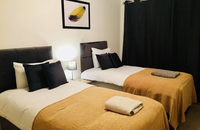 Spacious Two Beds Two Baths - Woking Central