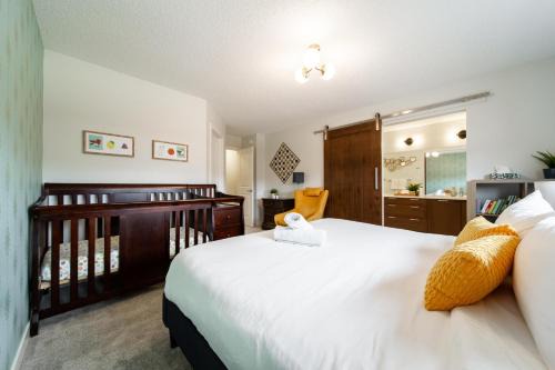Spacious Upper Suite near West Edmonton Mall with Hot Tub & King Ensuite