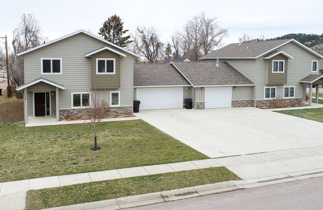 Spacious Upscale Duplex Close to Downtown Spearfish, Large Garage Open Living