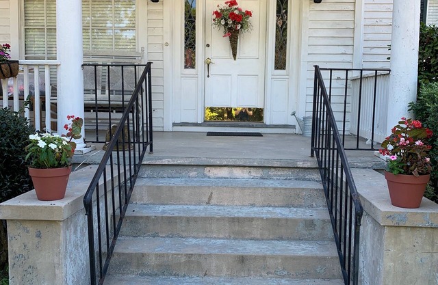 Spacious Upstairs Apartment in Victorian Home