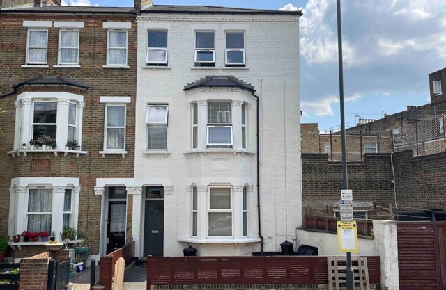 Spacious & Vibrant Townhouse | 2 Baths | Near Trains & Westfield | Sleeps Groups