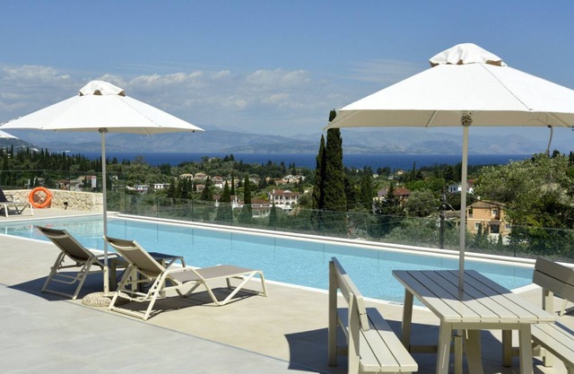 Spacious villa apartment! Beautiful panoramic views & infinity pool.