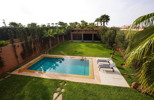 Spacious villa with swimming pool