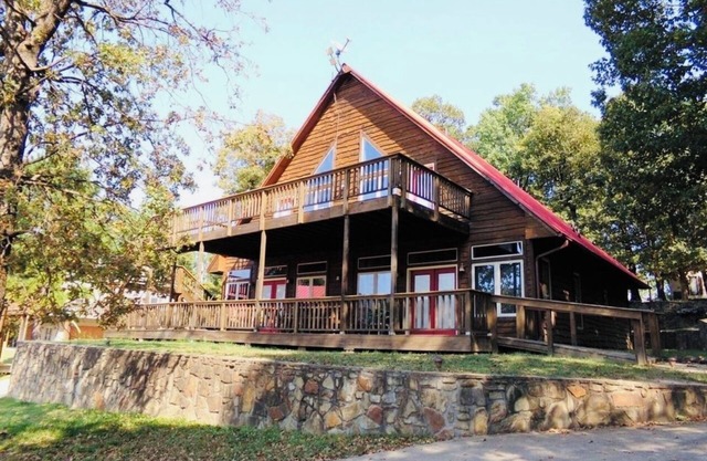 Spacious water front 6-bedroom house with Dock, WiFi in charming Lake Eufaula