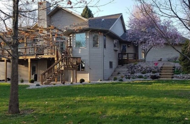 Spacious Waterfront Home With Riverside Bar Area - Enjoy the Fox River Lodge!
