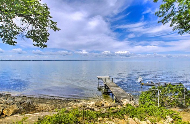 Spacious Waterfront Retreat Near UW-Green Bay