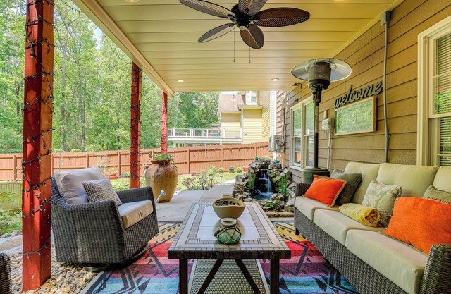 Spacious Yard & BBQ: Chic Escape in Lawrenceville!