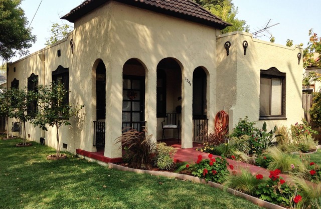 Spanish Bungalow with Hot Tub! Close to downtown and easy access to Wine Country