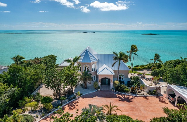 spectacular and completely restored villa in paradise.