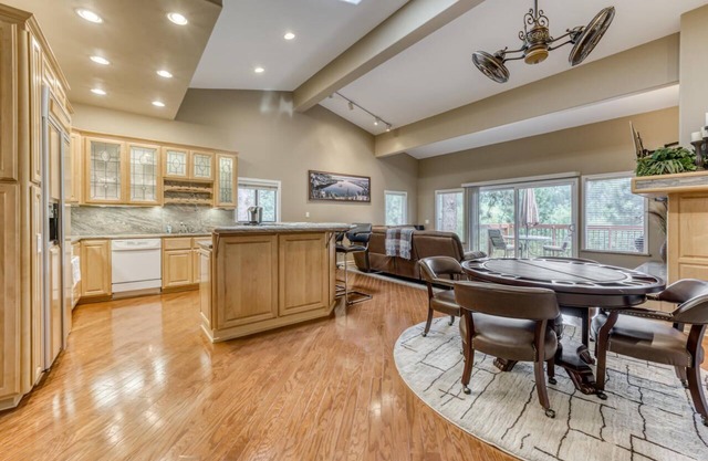 Spectacular Getaway, steps from the Lake