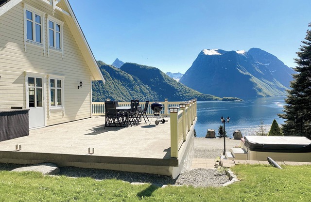 Spectacular Norwegian Fjord with unbeatable view, sauna and hot tub