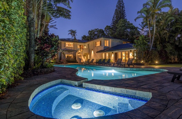 Spectacular Ocean View. Close to Beaches & Shopping Plaza. Large Pool & Spa