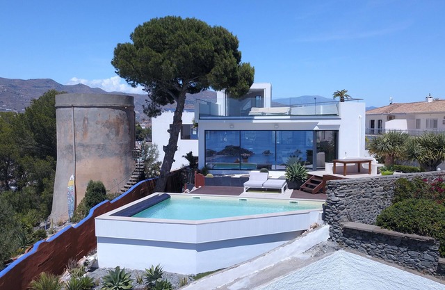 Spectacular panoramic sea and mountain views, swimming pool, quiet beach on foot