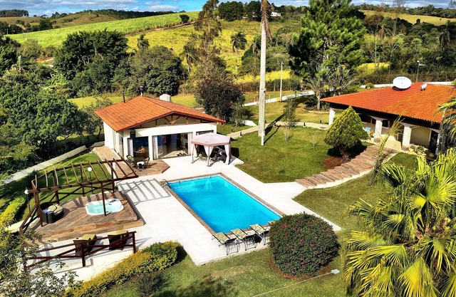 SPECTACULAR SITE; JACUZZI; POOL; LAKE; WEEKENDS AND HOLIDAYS.