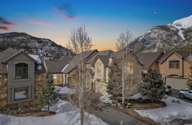 SPECTACULAR Ski-In/Out House on Golf Course! Private Hot Tub w/Mountain Views!