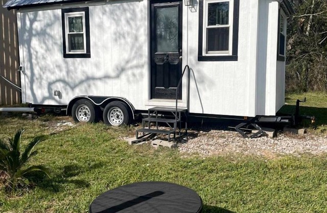 Spectacular Tiny House with Nice Sights in Alvin, Texas
