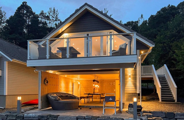 Spend a wonderful nature vacation in this cottage, right on the shore.