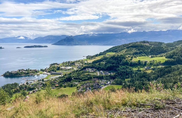 Spend an active and at the same time romantic vacation with a view of the Hardangerfjord.