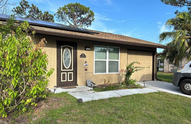 Spend your winter in my Bright, Beautiful cottage. Close to Beaches, Shops, Fun!