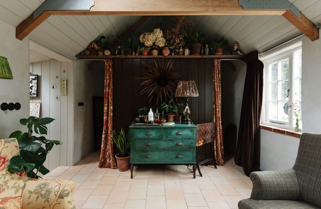 Spinks Nest - Luxury vintage boutique flint cottage