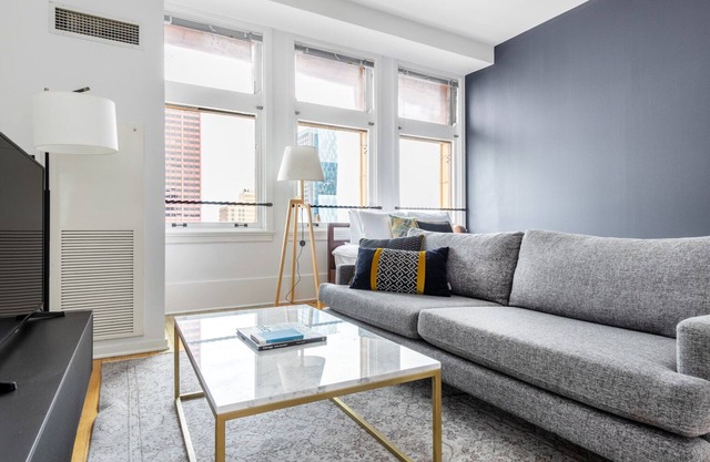 Splendid Loop Studio w/Gym, Doorman, walk to L & Parks, by Blueground