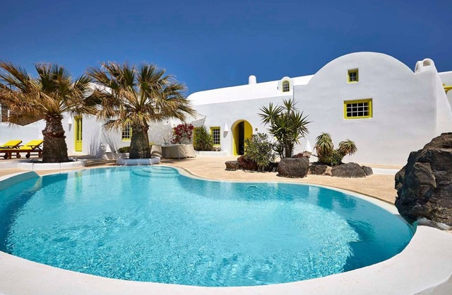 Splendid Santorini Villa | 3 Bedrooms |.