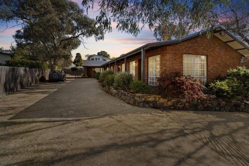 Sponars Onshore - 2BR Apartment l Pet-Friendly l WiFi l Air-Con l Fenced Backyard