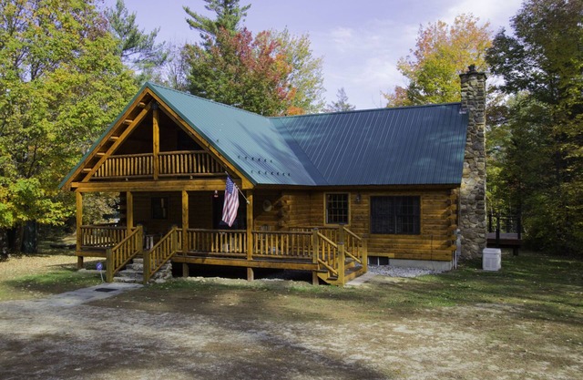 Sportsmans Retreat - Beautiful, Authentic Log Cabin located 5 minutes from Bethel!