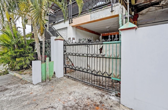 SPOT ON 92452 Griya Sandi Residence Family NearPantai Boom