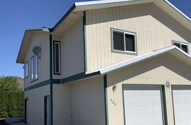 Spread out and relax in comfort in beautiful Sunland Estates