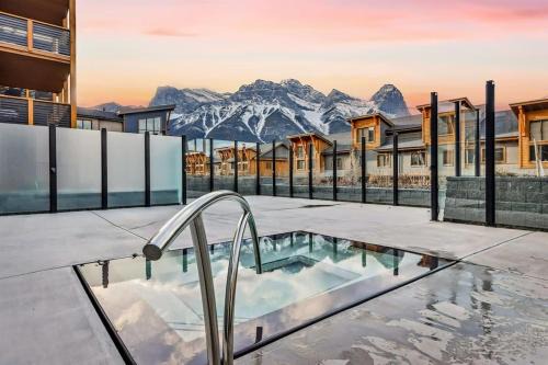 Spring Creek Luxury King One Bedroom at White Spruce Lodge