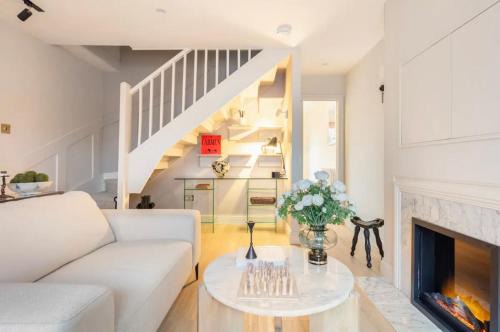 Spring Stays Cosy 2-Bed Residence with Free Parking