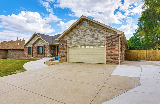 Springfield Apt w/Home Theater & Pool Table!