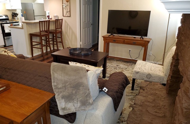 Springwood Home in NW Austin, 3 BR, 2 Full BA, Parking Pet Stays for Free !