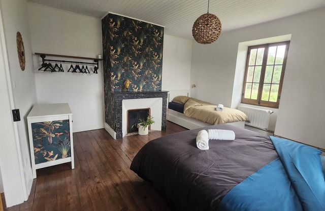 Square farmhouse sleeps 12 with swimming pool