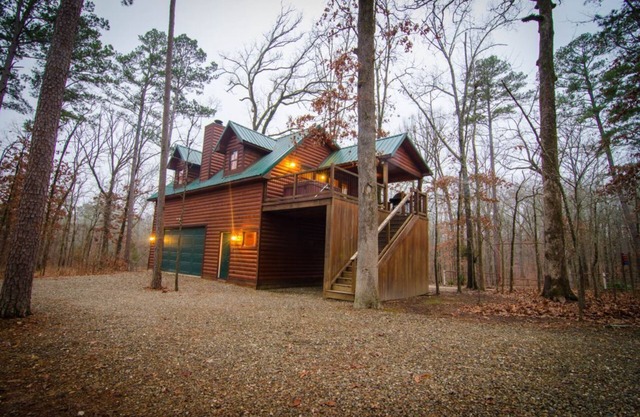 Squirrel's Nest Cabin, 2 Bdrms, 1 KING, 1 QUEEN, 1 Bath - outdoor HOT TUB