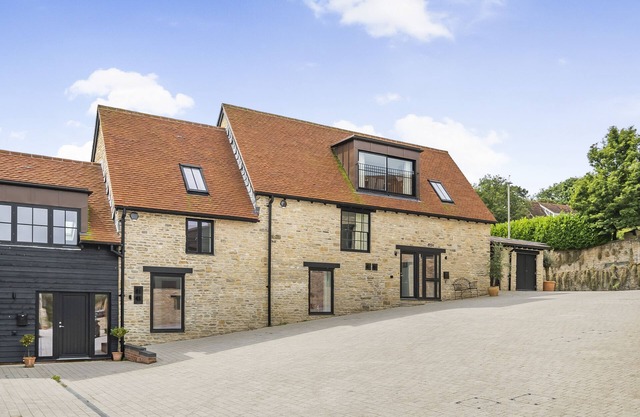 St Mary's Barn - sleeps 6 guests in 3 bedrooms