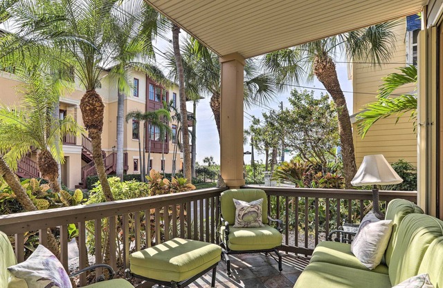 St Pete Beach Getaway - Walk to the Ocean!
