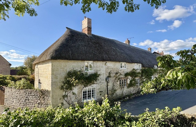 St Peter's Cottage - sleeps 6 guests in 3 bedrooms