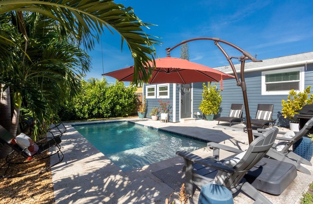 ST Urban Oasis pool home! 5 minutes to downtown St. Pete & 15 min to beaches