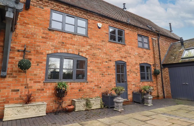 STABLE COTTAGE, family friendly, with open fire in Welford-On-Avon