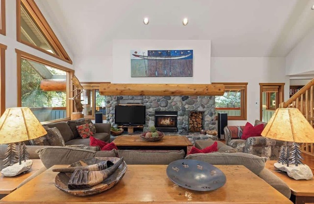 Stand-alone home w/hot tub & BBQ deck