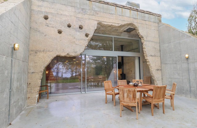 STANDBY GENERATOR BUNKER, pet friendly, with open fire in Weymouth