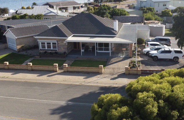 Stansbury Holiday Home adjacent to the Caravan Park
