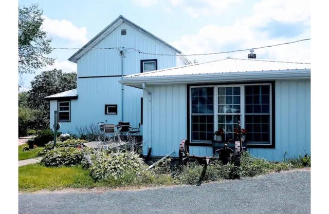 Stargaze & relax at Whispering Pines Farmhouse near the Elroy-Sparta Bike Trail