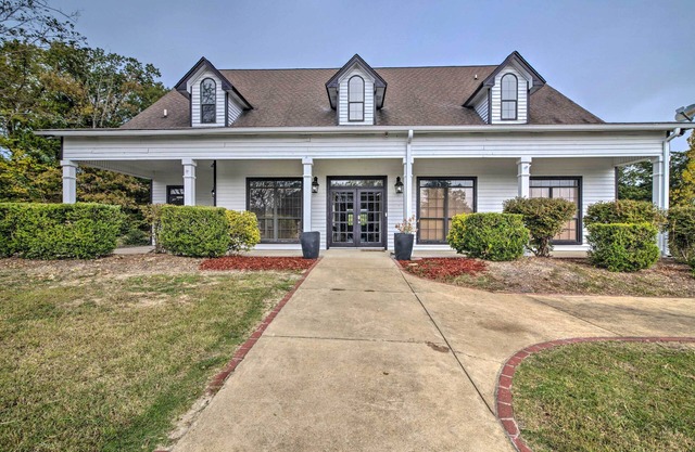 Starkvegas Clubhouse ~ 2 Mi to MSU Campus!