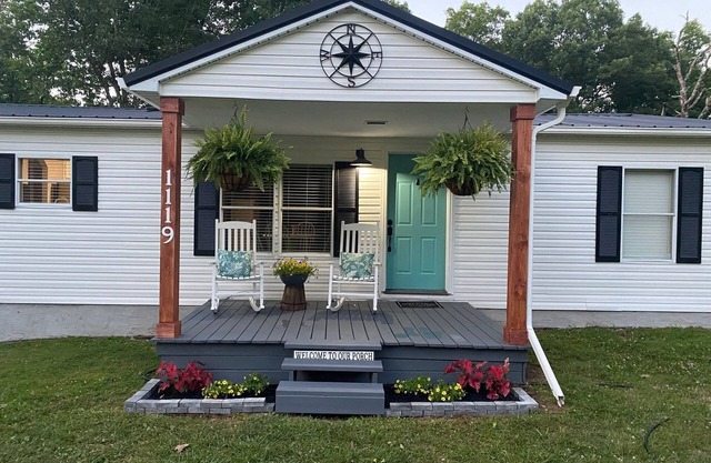 STAY ON BEAUTIFUL MOWBRAY MOUNTAIN- HIKING, KAYAKING, GOLF, ROCK CLIMBING